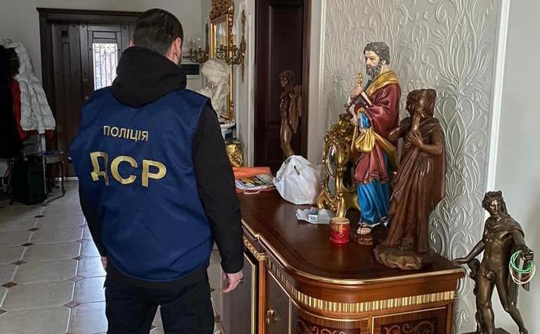 Під час обшуку в будинку підозрюваного знайшли 1,7 кг золота. Фото: Київська міська прокуратура