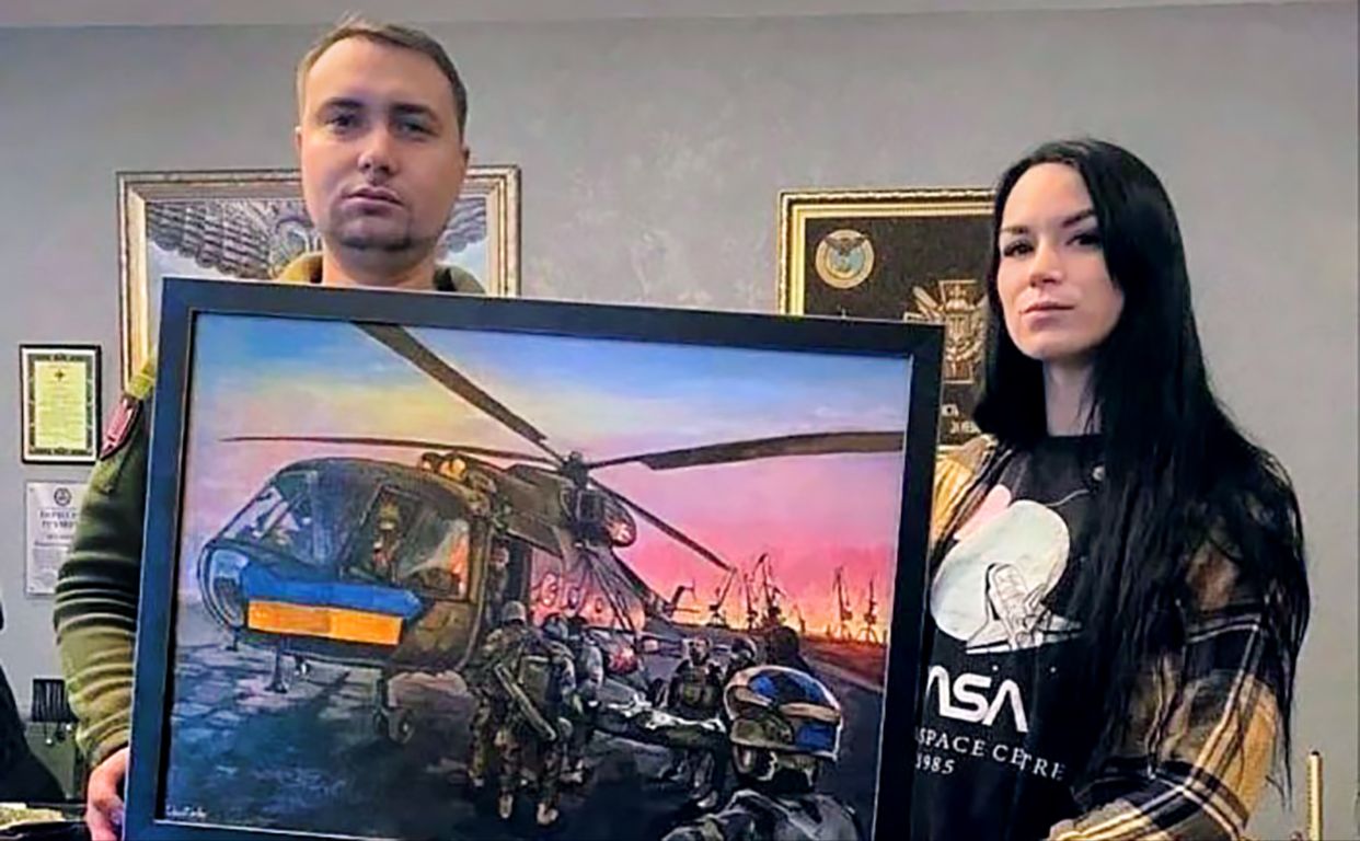 Олена Ліберті подарувала Кирилу Буданову свою картину, де ГУР проводить операцію. Фото з інстаграму художниці