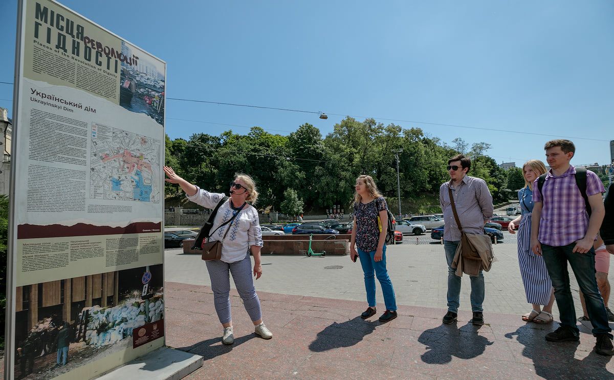 Екскурсовод Вікторія Бойко біля одного зі стендів «Місця Революції Гідності». Фото: Музей Майдану