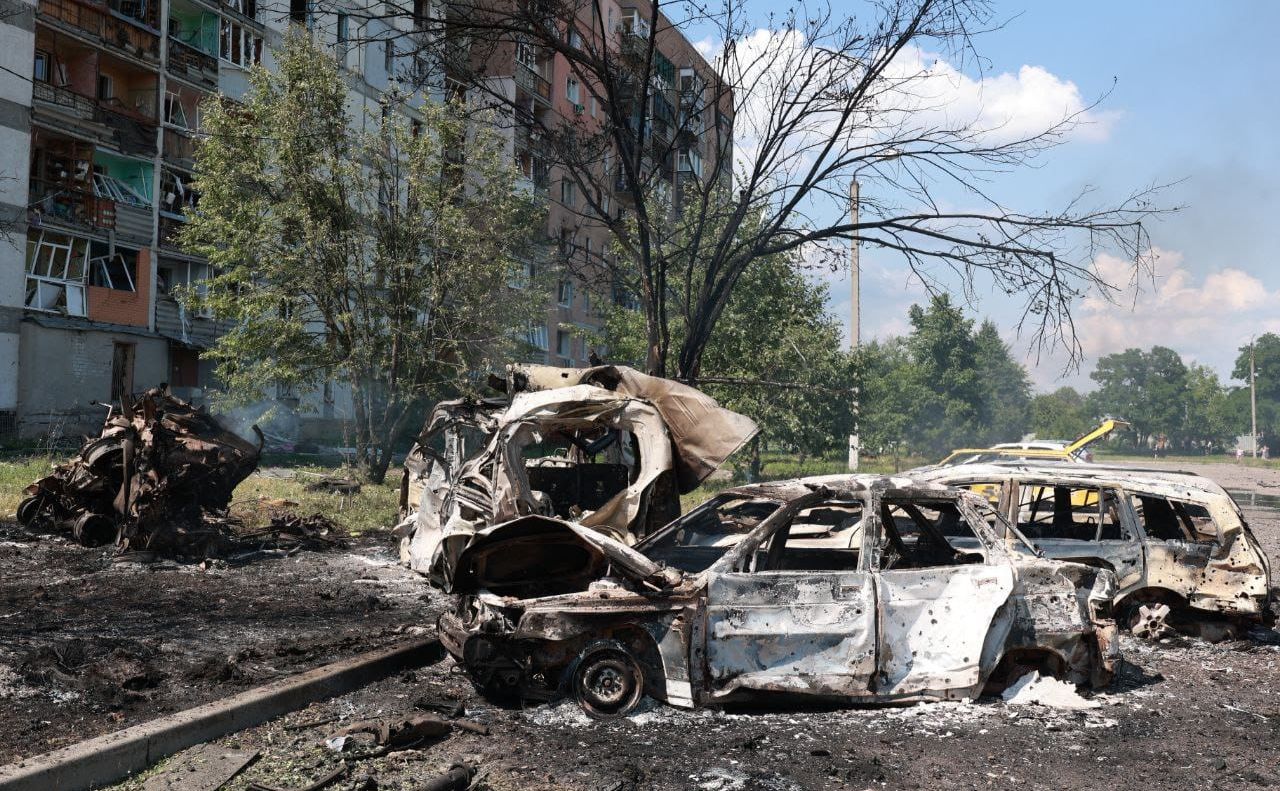 На стоянці біля будинку згоріли автомобілі. Фото: ГУ ДСНС у Харківській області