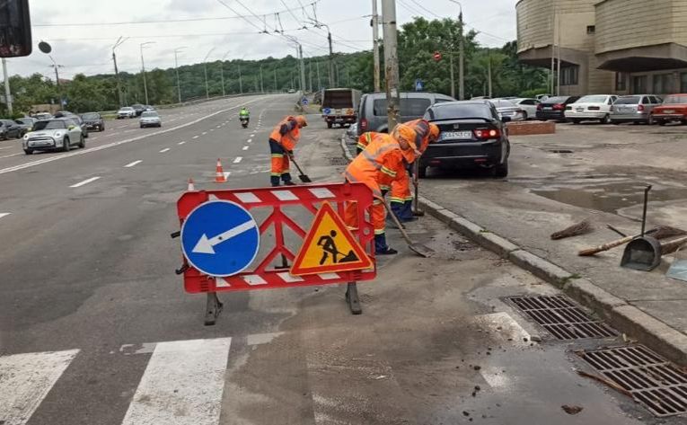 Комунальники працювали у посиленому режимі. Фото: КМДА