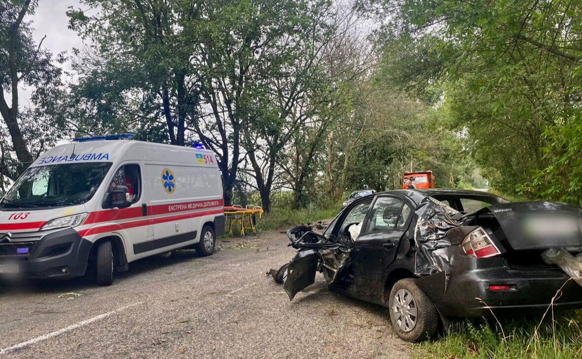 Автомобіль від удару зім’яло навпіл. Фото: поліція Київщини