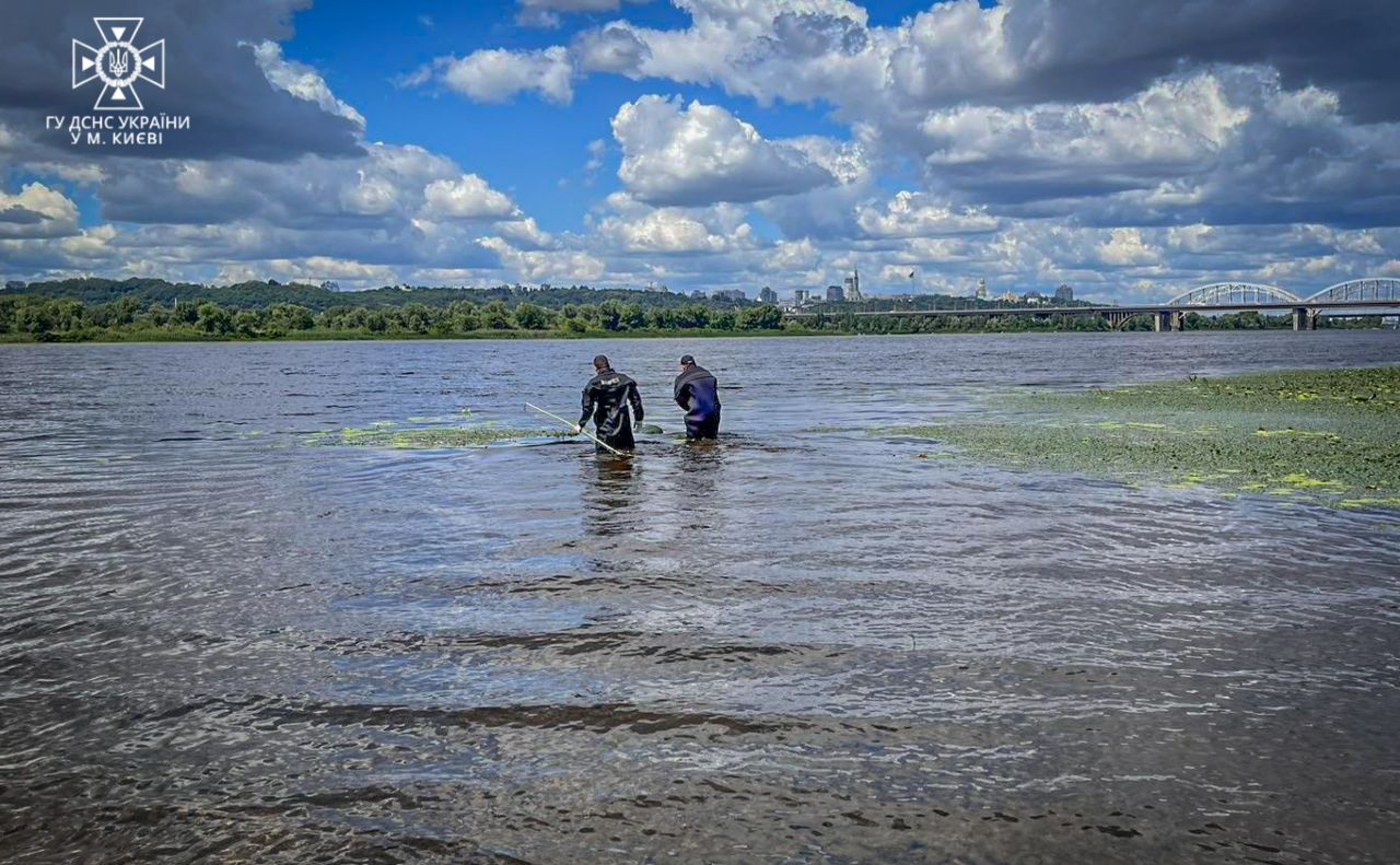 З Дніпра дістали тіло потопельника. Фото: ДСНС у м. Києві