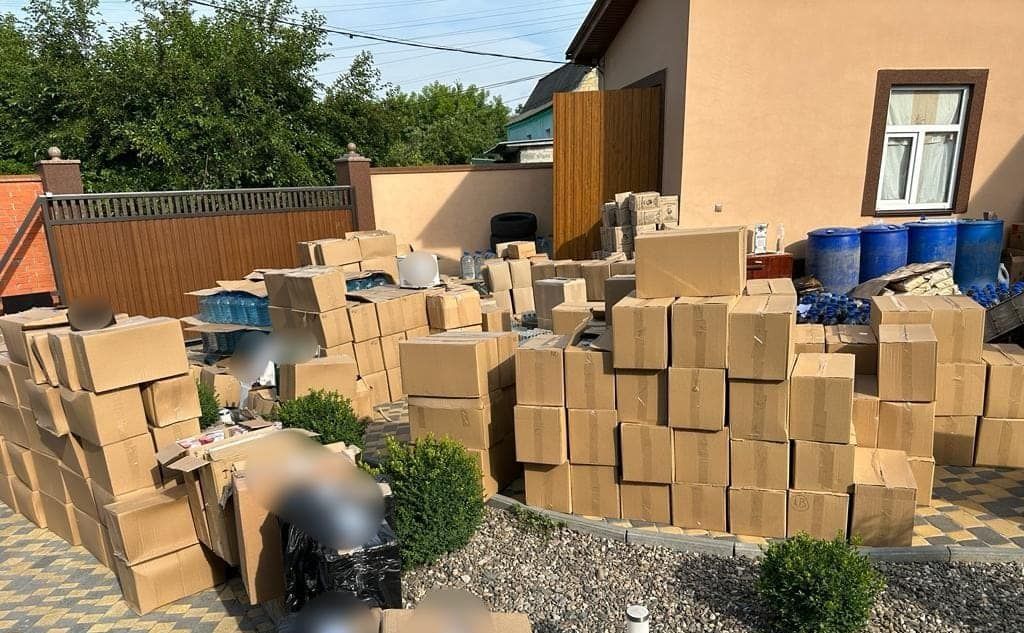 У ділків вилучили понад 10 тисяч літрів готової продукції. Фото: Київська обласна прокуратура
