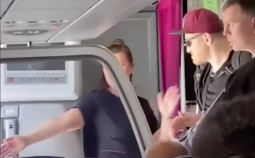 Працівниця Wizz Air просить вийти українця з літака. Скрін з відео