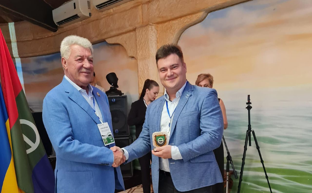 Директор Департаменту суспільних комунікацій КМДА Роман Лелюк та очільник міста Бахмут Олексій Рева. Фото: фб-сторінка Романа Лелюка