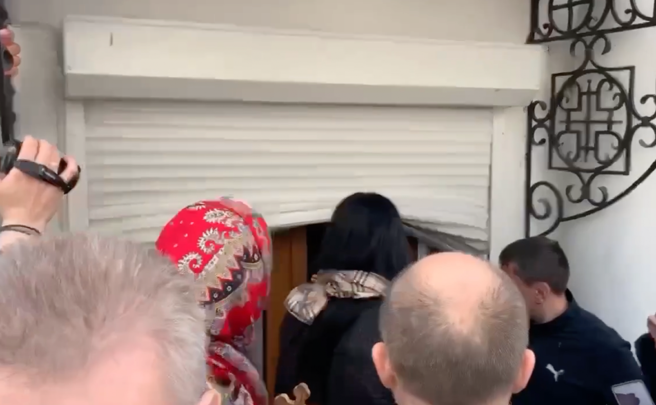 Скрін з відео пошкодження захисних ролетів в Лаврі
