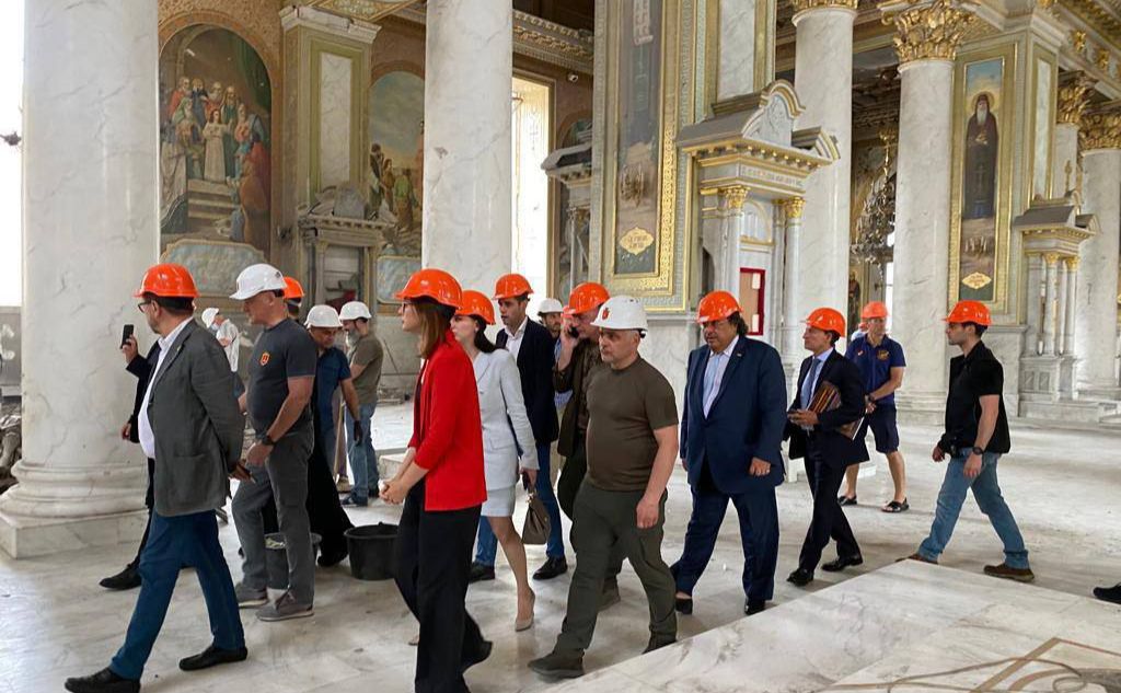 Делегація парламенту Італії з очільником дипмісії відвідали Спасо-преображеньский собор у Одесі. Фото: ткО.Кіпер