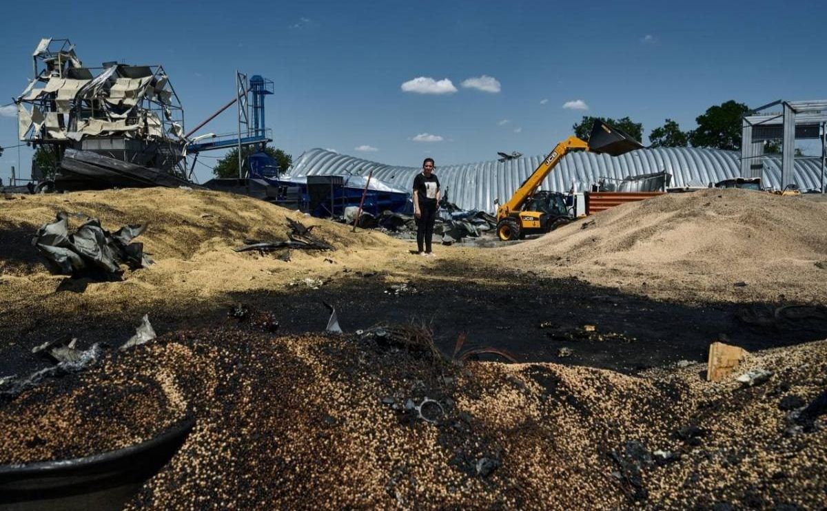 Обгоріле зерно у одеському порту після атаки рф. Фото: Одеська ОВА