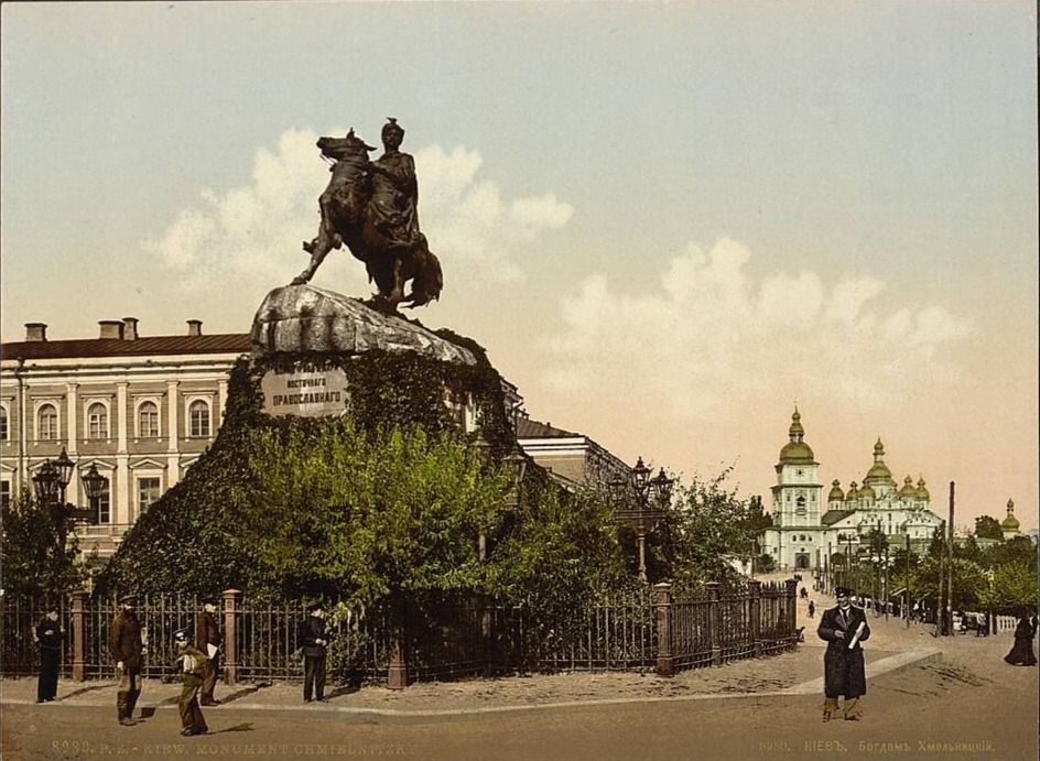 Зображення, що містить просто неба, небо, статуя, хмара  Автоматично згенерований опис
