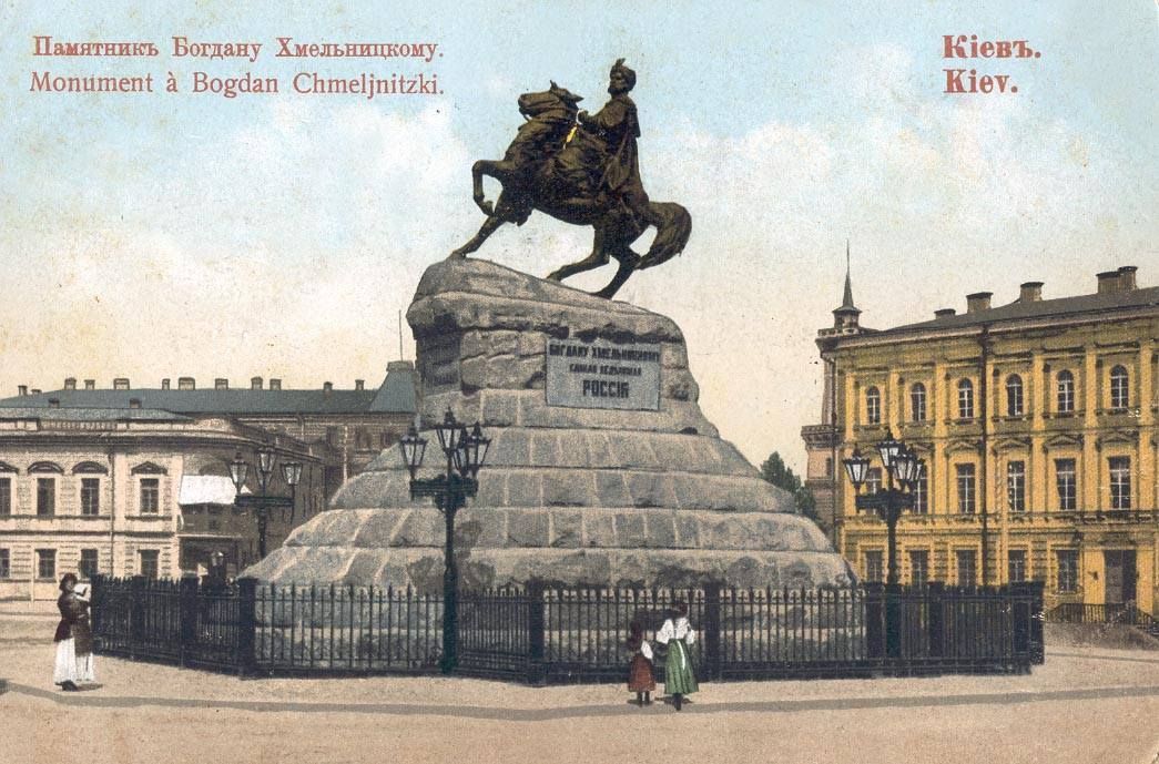 Зображення, що містить кінь, статуя, небо, просто неба  Автоматично згенерований опис