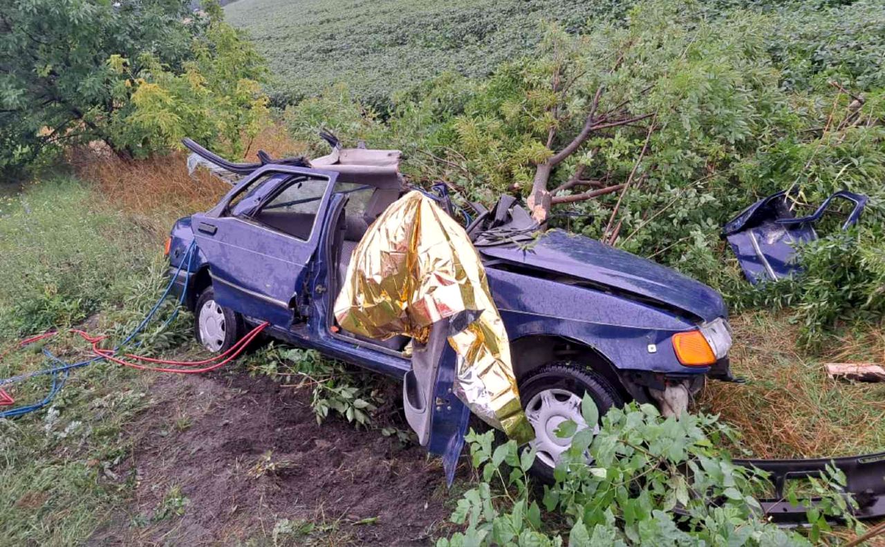 Від удару машина перетворилася на купу металу. Фото: ГУ ДСНС у Київській області