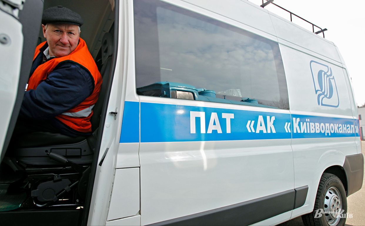 Фахівці Київводоканалу усувають аварію. Фото ілюстративне: Борис Корпусенко