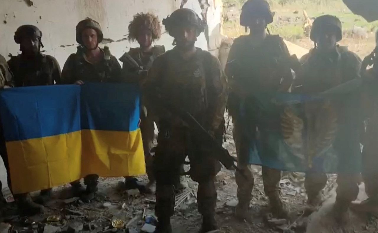 Українські морпіхи з національним прапором у звільненому Старомайорському. Фото: скрин відео