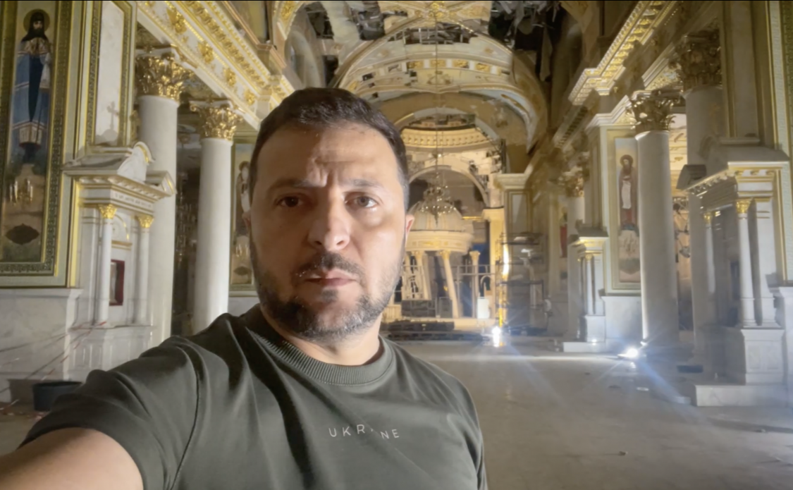 Володимир Зеленський у зруйнованому ракетою рф Спасо-Преображенському соборі в Одесі. Фото: ОП