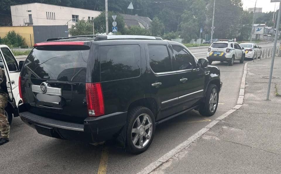 Автівка, яка заблокувала рух машини швижкої. Фото: Поліція Києва