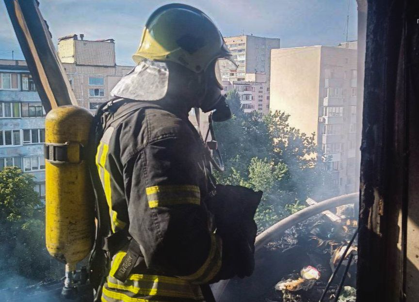 За годину рятувальники впоралися з вогнем. Фото: ГУ ДСНС у Києві