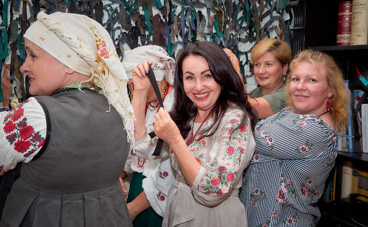 Сітки плели, пісні співали і на армію збирали. Фото: центр «Цінності»