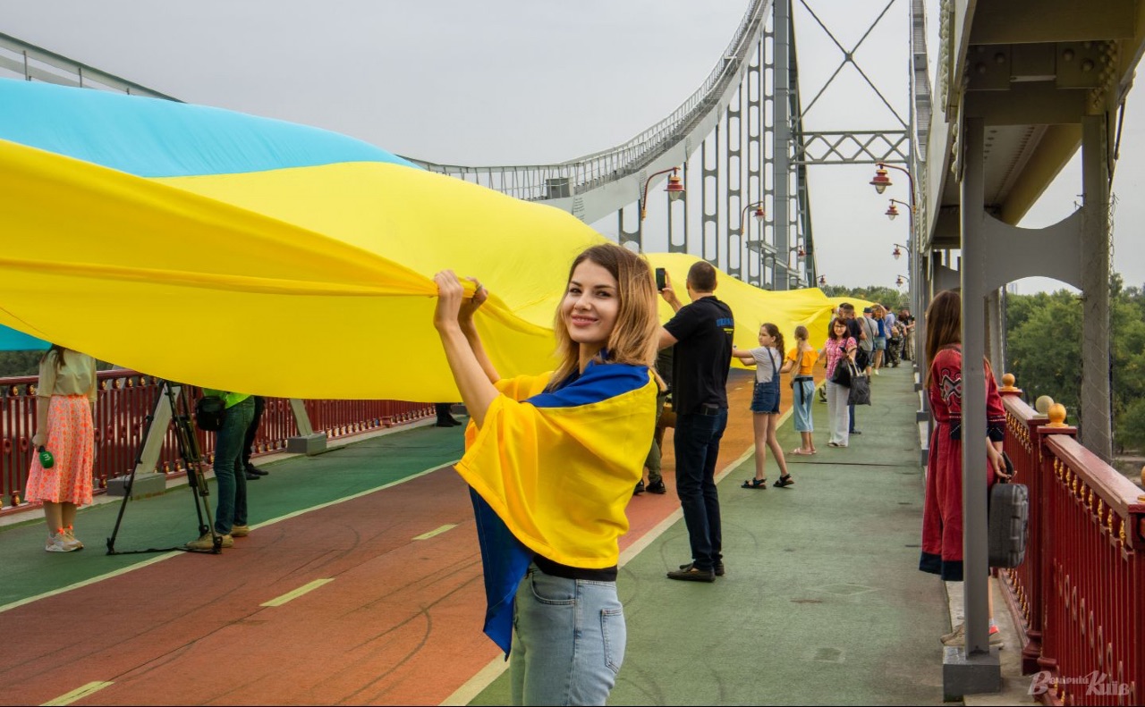 їнці утворять живий ланцюг єдності в різних країнах у День незалежності. Фото: Ярослав Храмов
