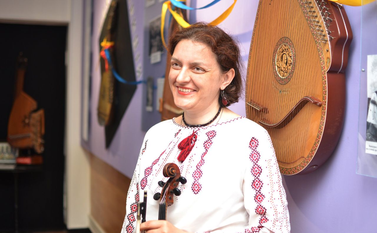 Олена Кореняк в експозиції народних музичних інструментів. Фото з архіву Олени Кореняк.