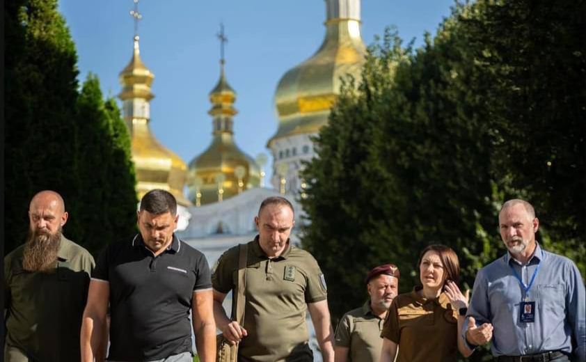 Представники міноборони та МКІП з керівництвом Національного заповідника «Києво-Печерська лавра». Фото: Facebook