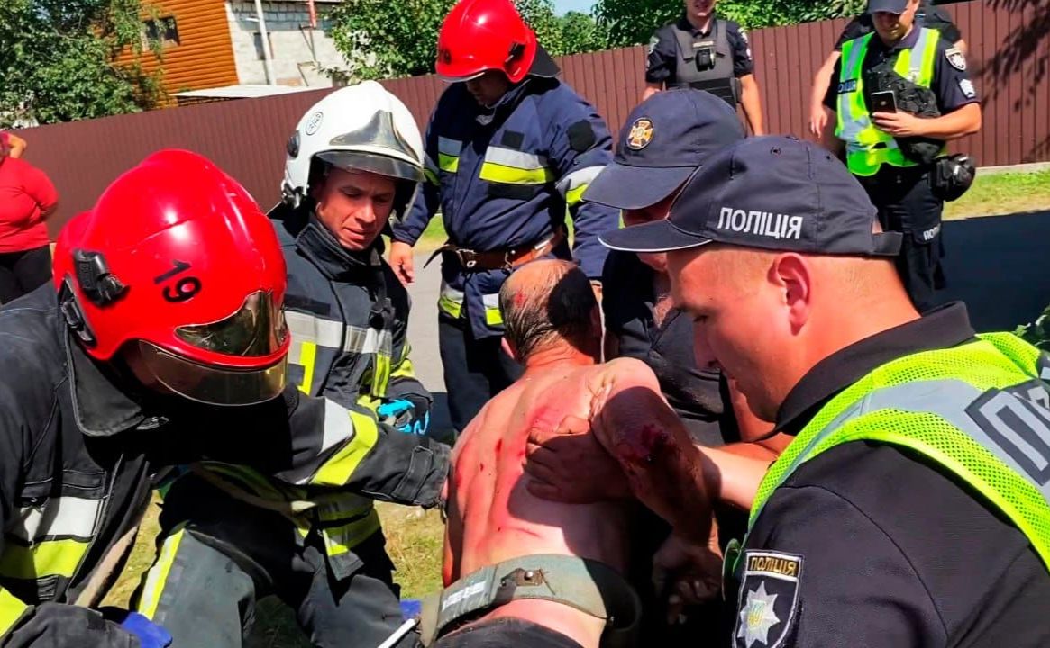 Рятувальники разом із поліцейськими витягли чоловіка. Фото: ГУ ДСНС У Київській області