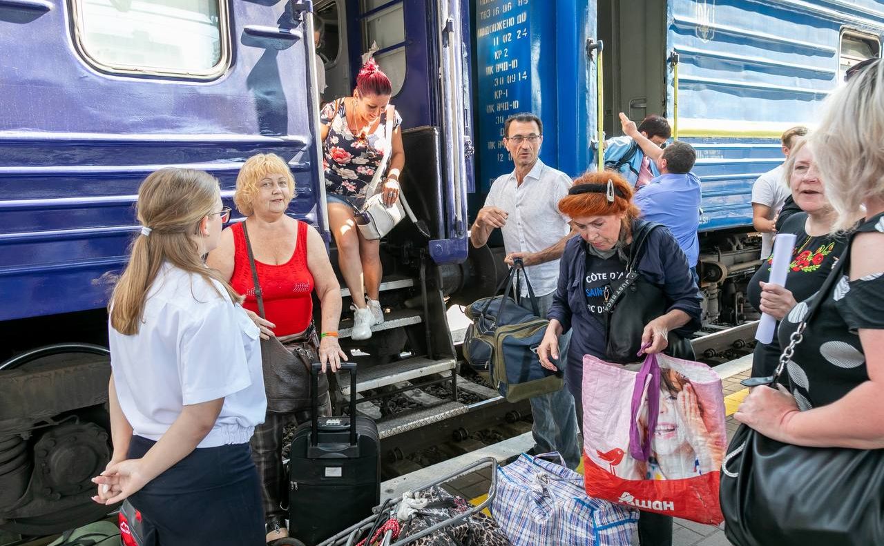 Евакуйовані на Центральному залізничному вокзалі Києва. Фото: Укрзалізниця