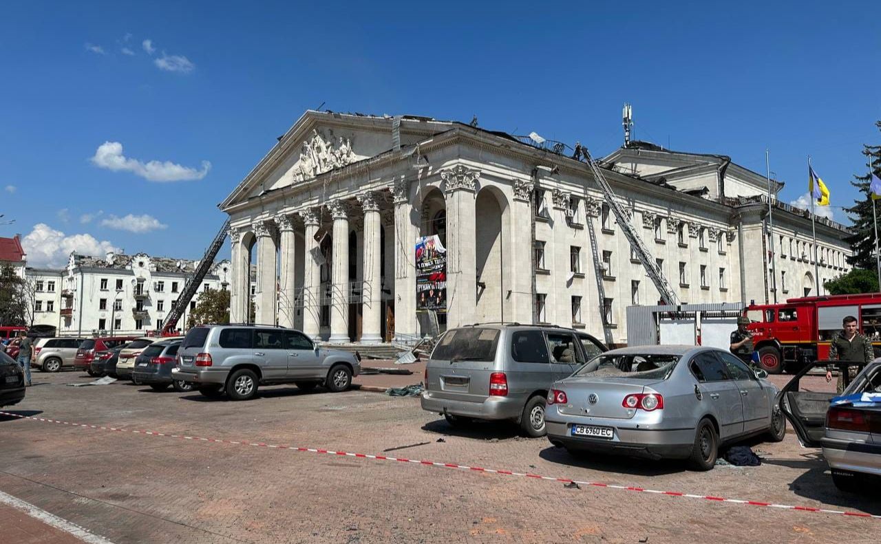 Драмтеатр у Чернігові, який рф обстріляла з «Іскандерів». Фото: Нацполіція України