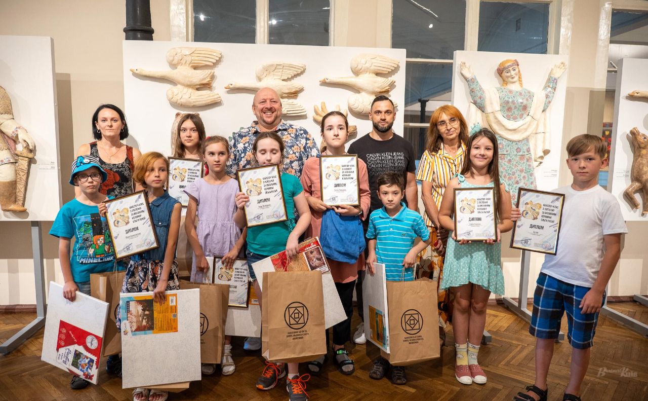 Юні скульптори з нагородами за успіхи в опануванні майстерністю. Фото: «Вечірній Київ»