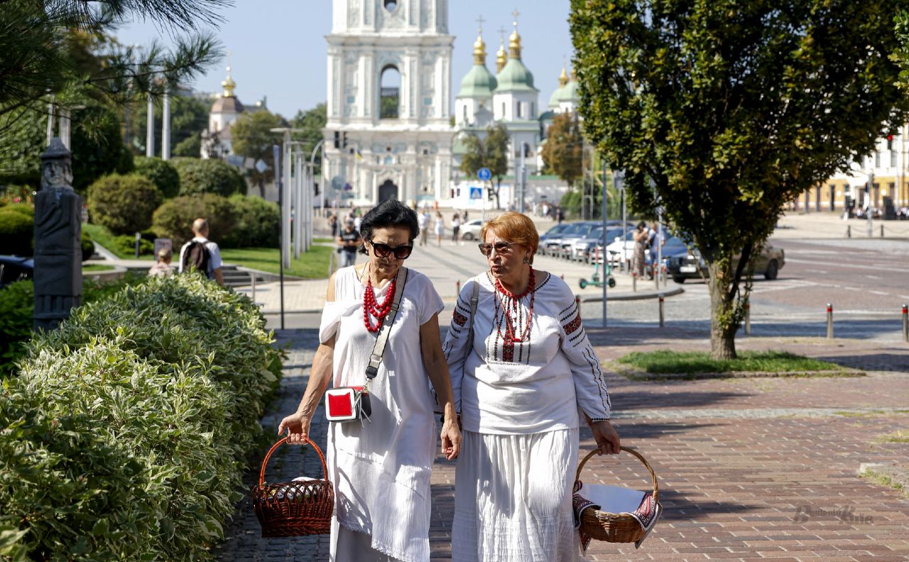 Віряни йдуть до Михайлівського Золотоверхого на службу. Фото: Борис Корпусенко