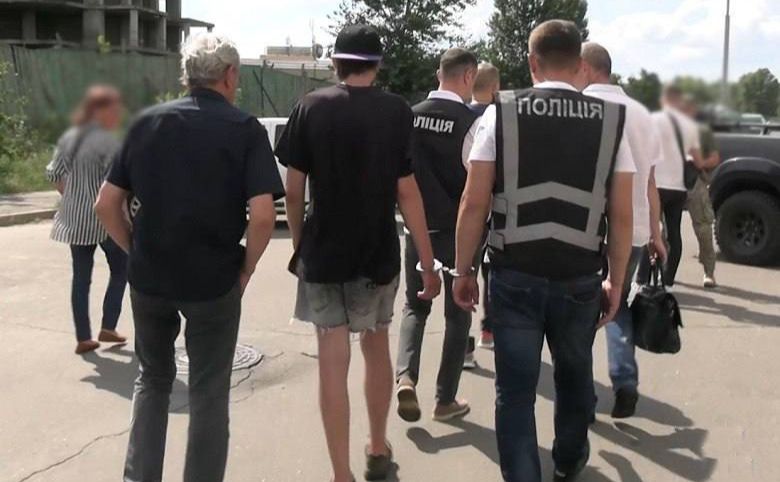 Поліція із затриманим палієм автівок військових. Фото: Поліція Києва