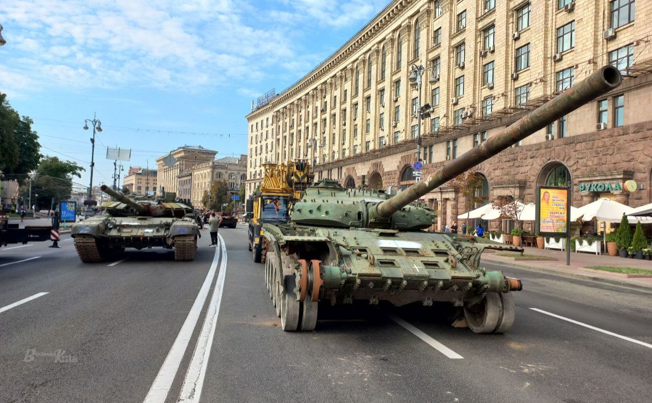 На головній вулиці столиці сім днів показуватимуть розбиту техніку. Фото: «Вечірній Київ»