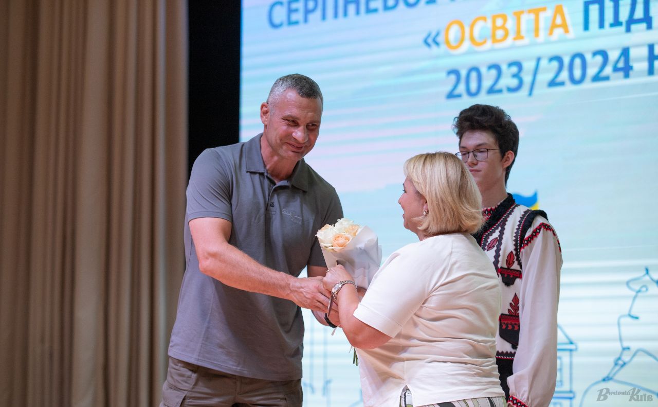 Віталій Кличко відзначив здобутки освітян. Фото: Олексій Самсонов