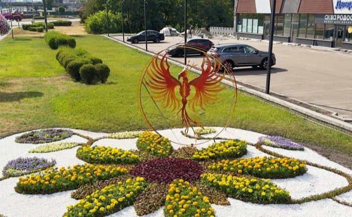 Квіткова композиція із Феніксом. Фото: КП УЗН Дарницького району