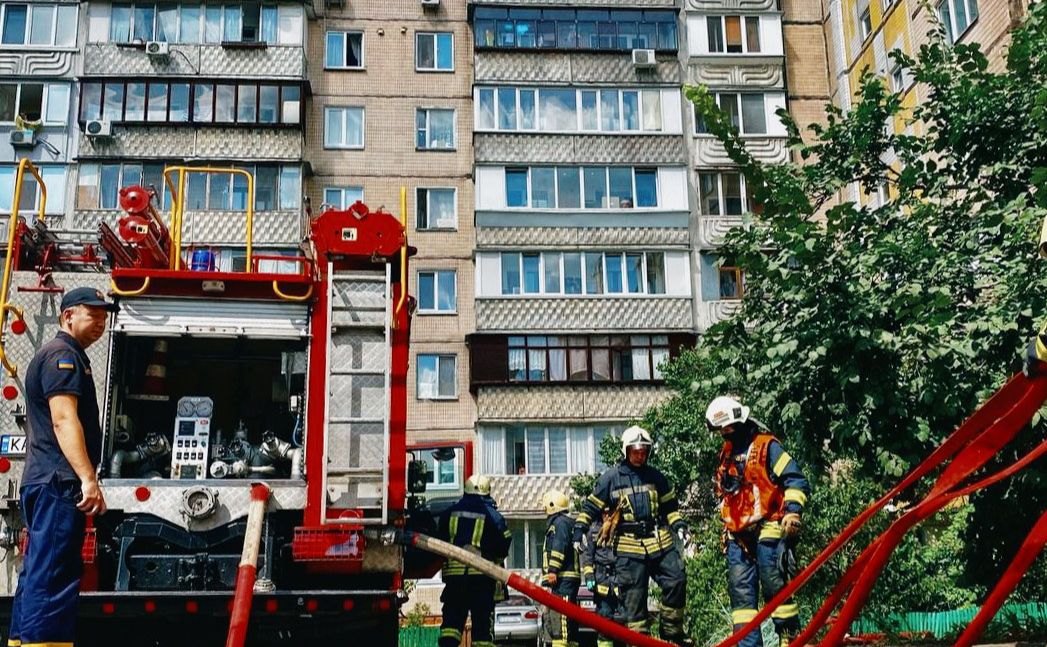 Рятувальники на проспекті Червоної Калини. Фото: ГУ ДСНС у м.Києві