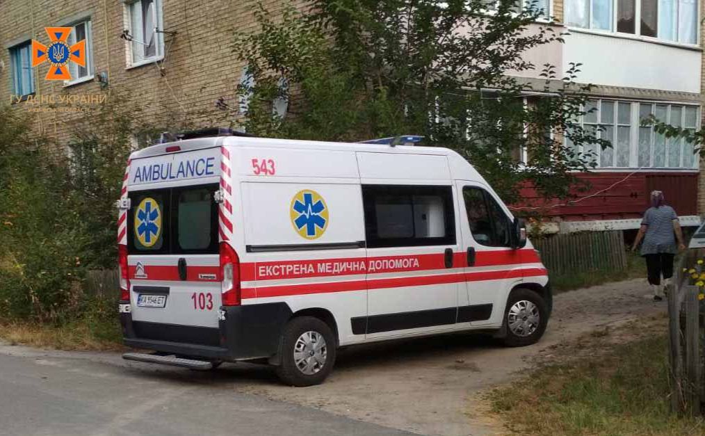 Лікарі швидкої ушпиталили чоловіка. Фото: Поліція Київщини