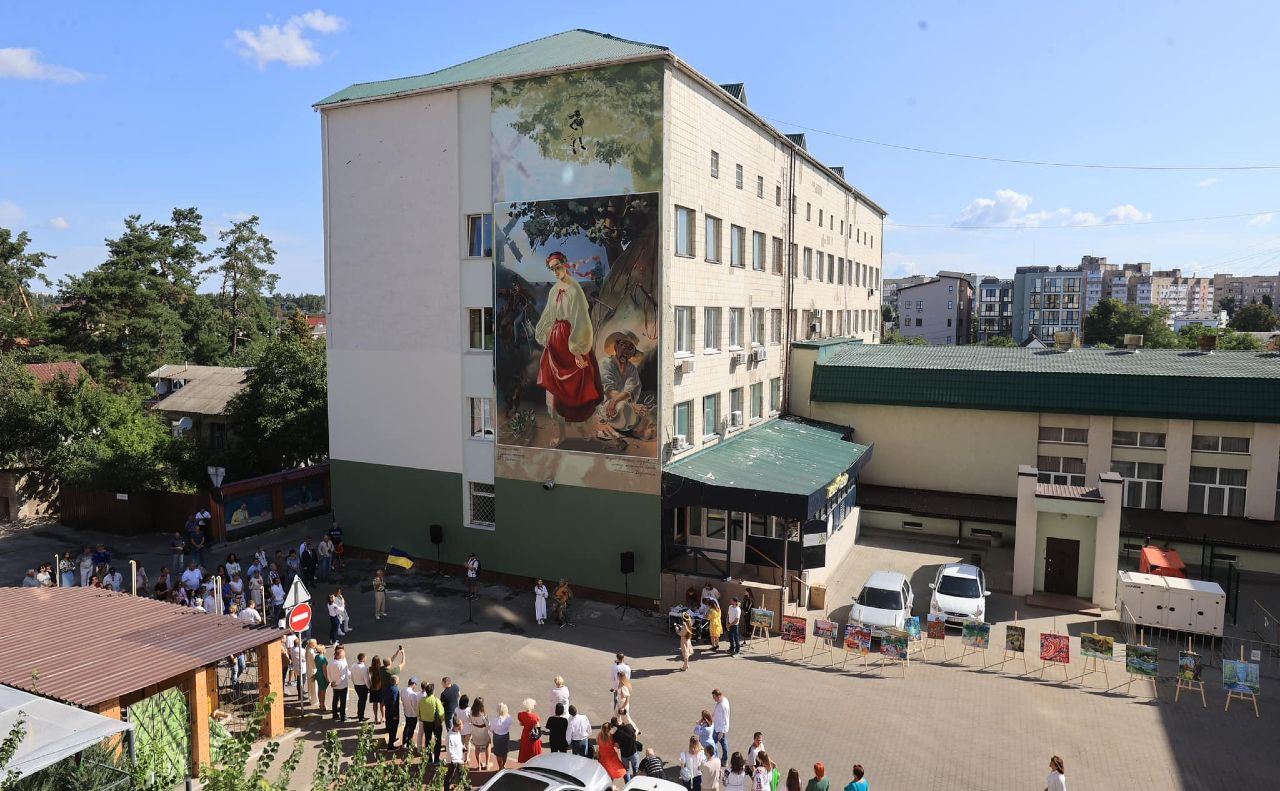 Стінопис розташований на одній із стін адмінбудівлі міста. Фото: фб-сторінка Володимира Карплюка