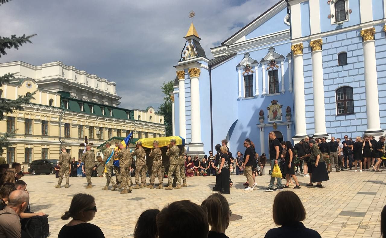 Двір Михайлівського монастиря під час прощання з Владиславом Онищенком. Фото: О.Скотнікова