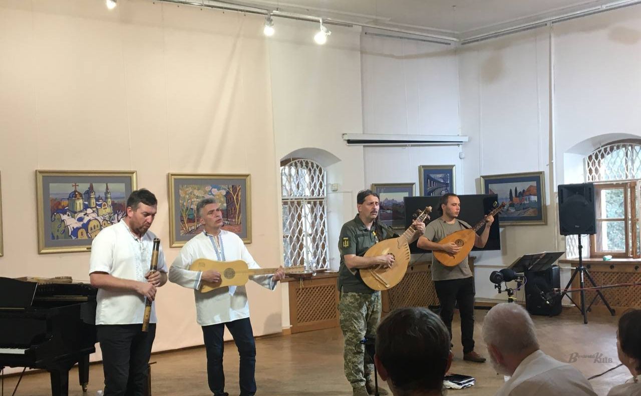 Тарас Компаніченко та «Хорея Козацька» під час концерту-реквієму. Фото: Ольга Скотнікова