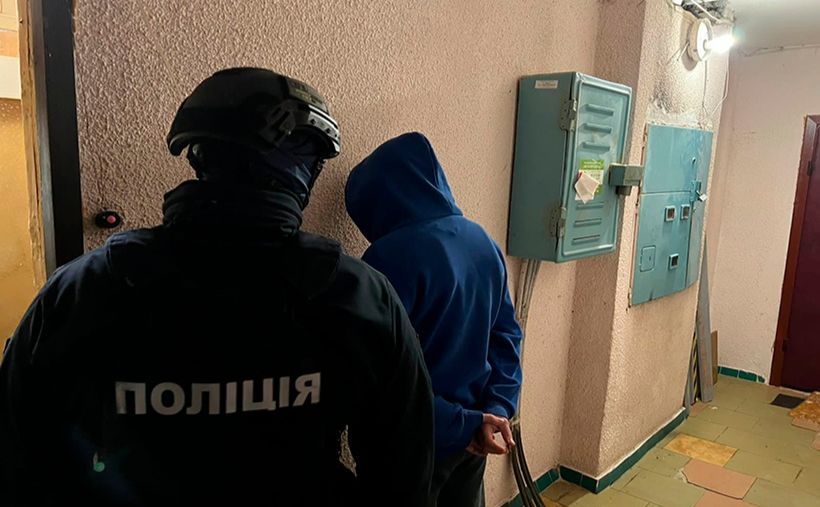 Поліція під час затримання одного з аферистів. Фото: поліція Києва
