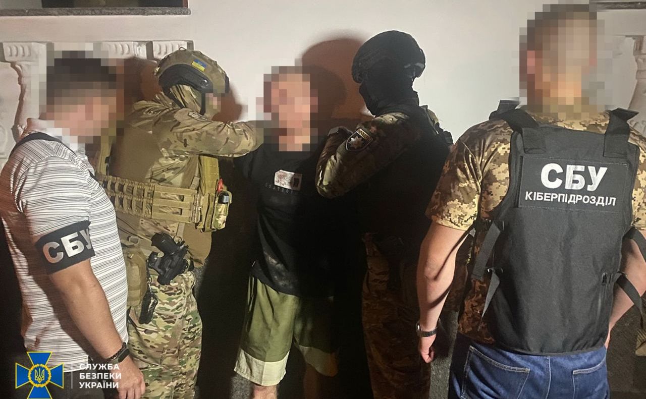 Спецслужбовці під час затримання тренера у Полтаві. Фото: СБУ