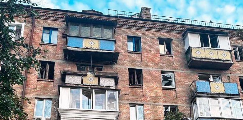 Через обстріли в деяких будинках повилітали вікна. фото: Шевченківська РДА