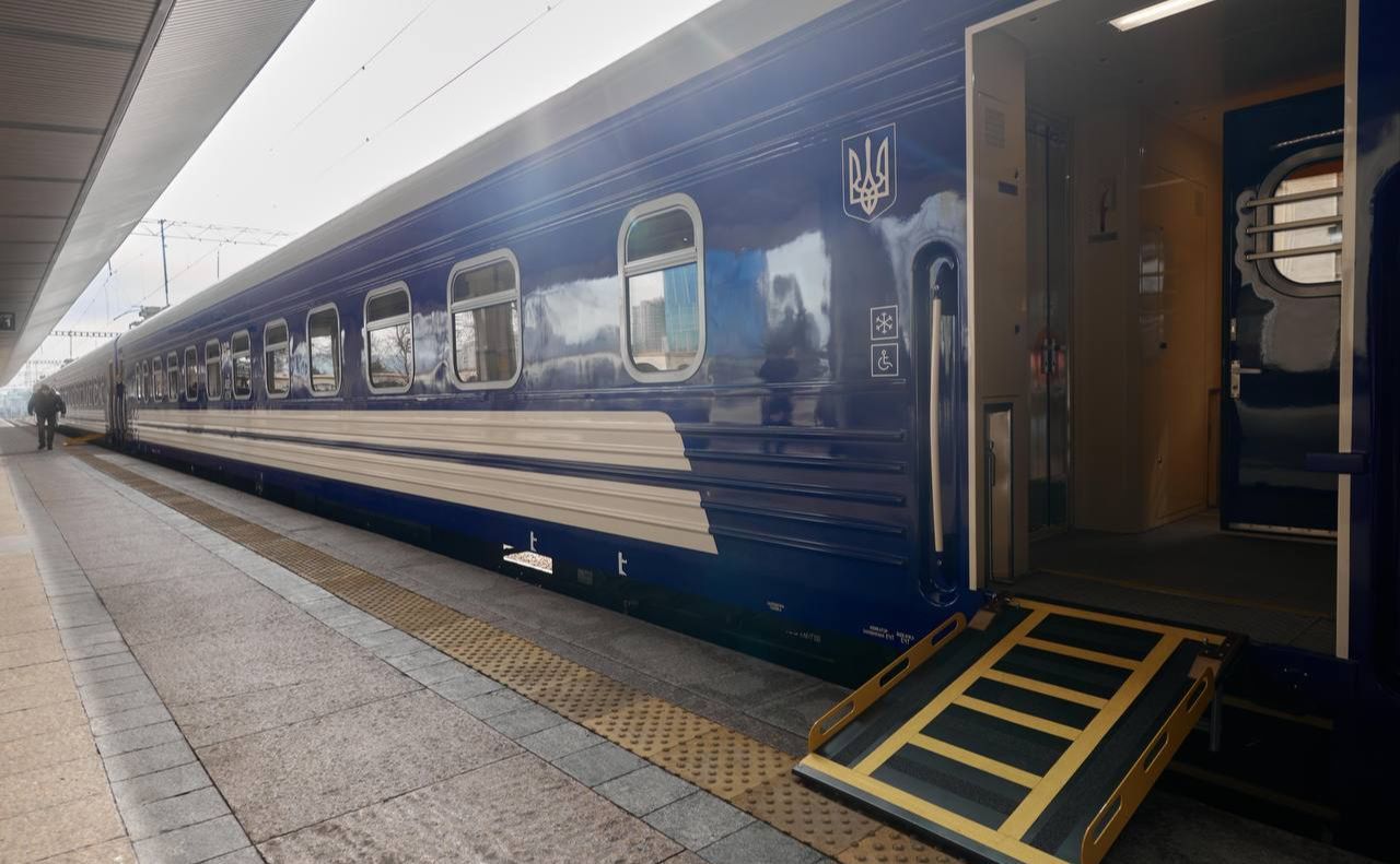 Вагон замість сходинок має зручну платформу. Фото: Укрзалізниця