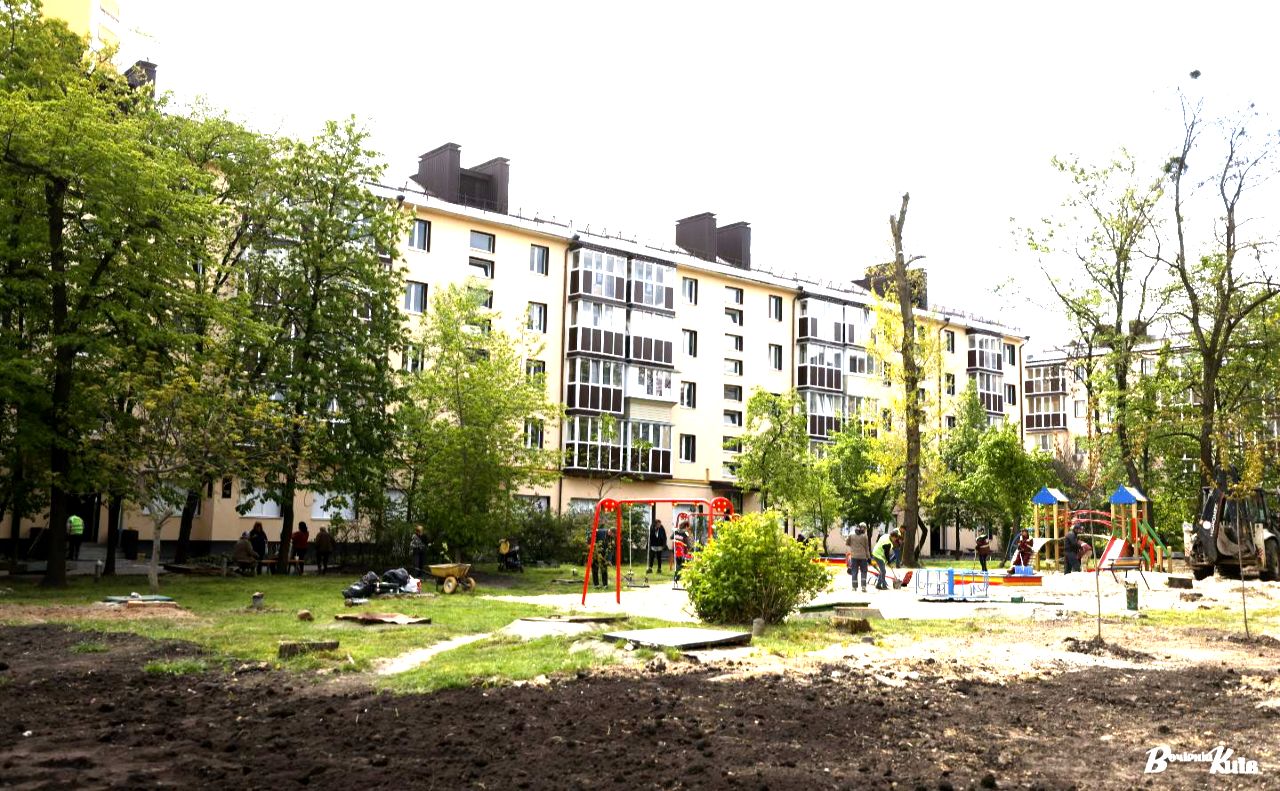 Біля відновленого будинку на Межовій. Фото Бориса Корпусенка