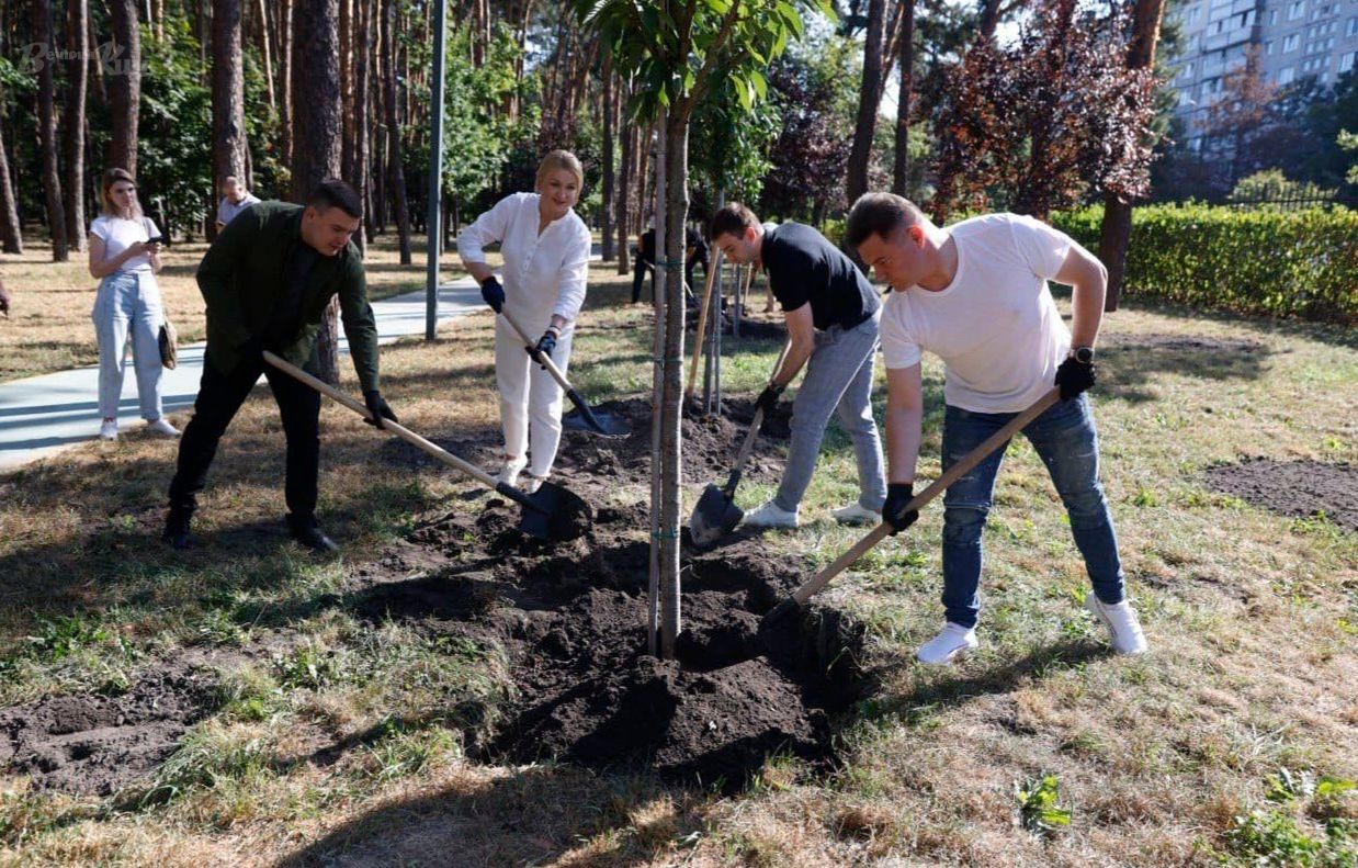 Роман Лелюк та Вікторія Муха висаджують сакури. Фото: Борис Корпусенко