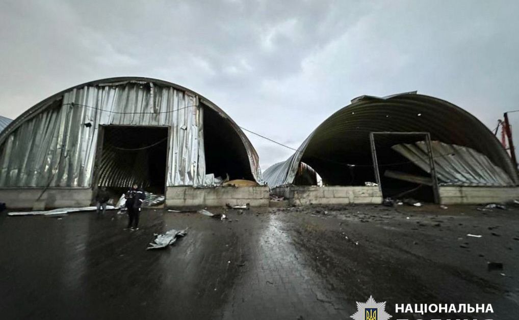 Ангари після пожежі, спричиненої атакою рф. Фото: Нацполіція