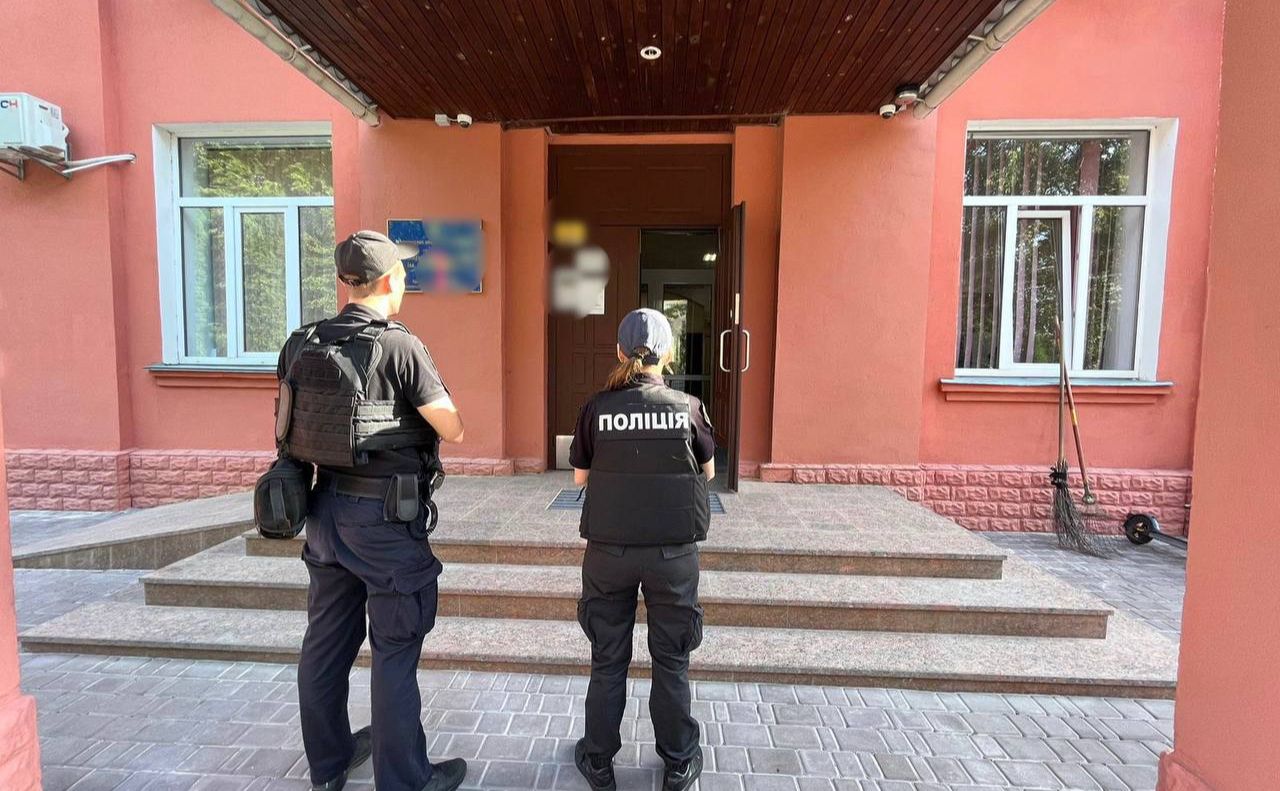 Поліція біля однієї зі щкіл у Броварах. Фото: Поліція Київської області