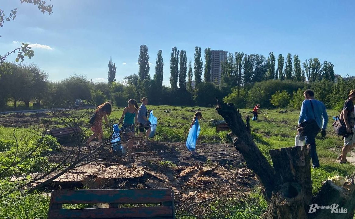 Під час прибирання на ВДНГ влітку цього року. Фото: Анастасія Клавкіна