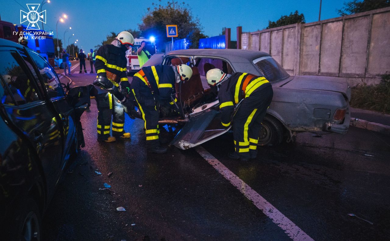Рятувальники вирізають тіло водія з авто. Фото: ГУ ДСНС у м.Києві