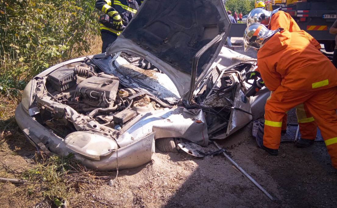 Рятувальники деблокували тіло 63-річного водія легковика. Фото: ГУ ДСНС у Київській області
